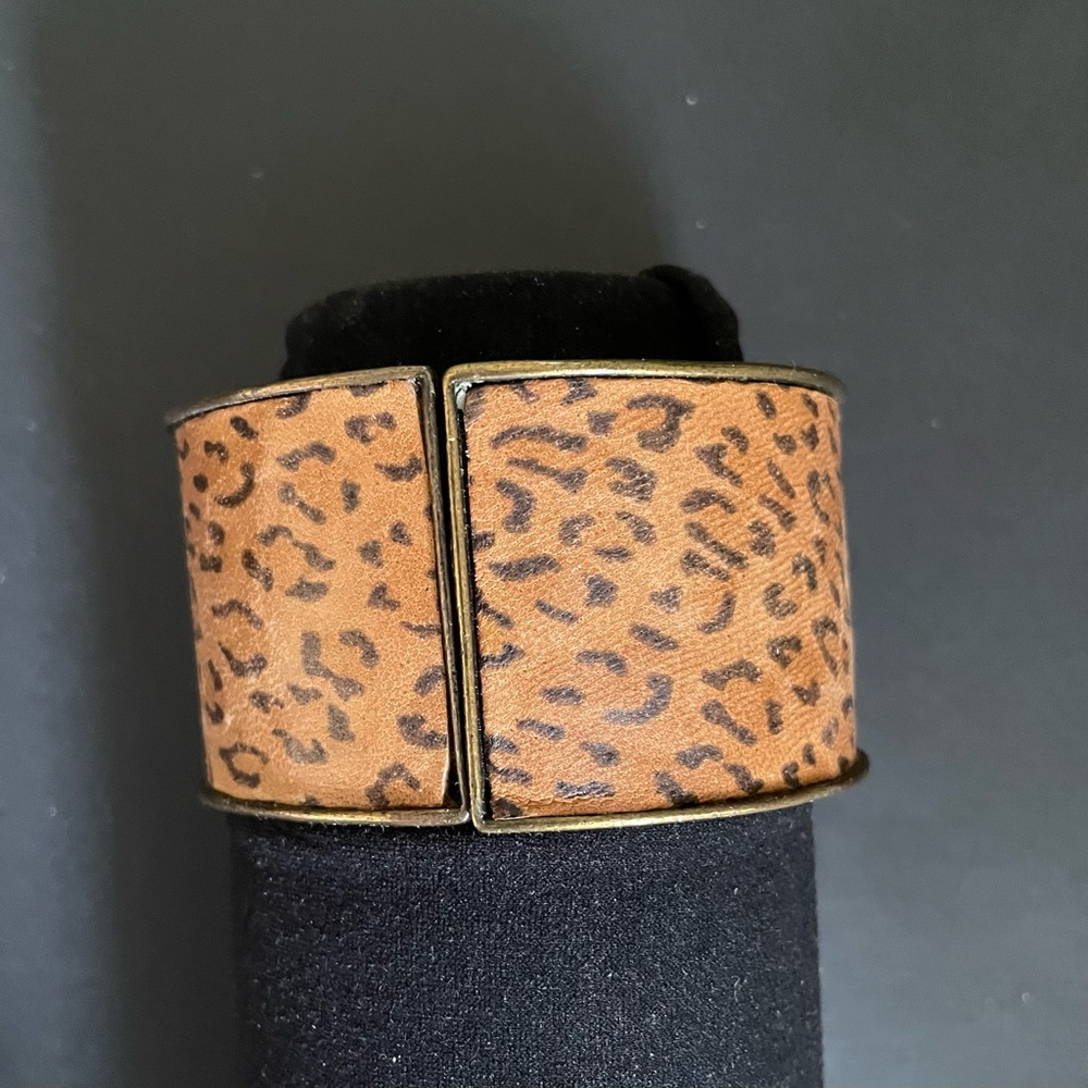 Vintage women’s Dauplaise Cuff Bracelet